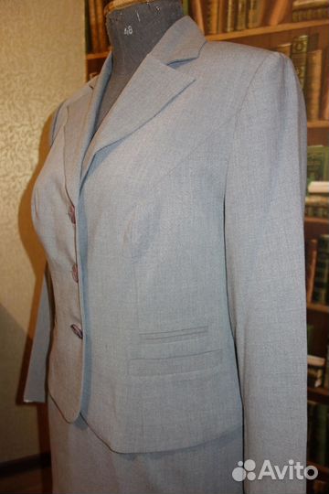 Продам классические костюмы