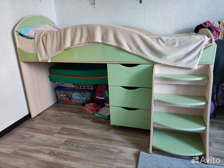 Кровать-чердак с ящиками и письменным столом