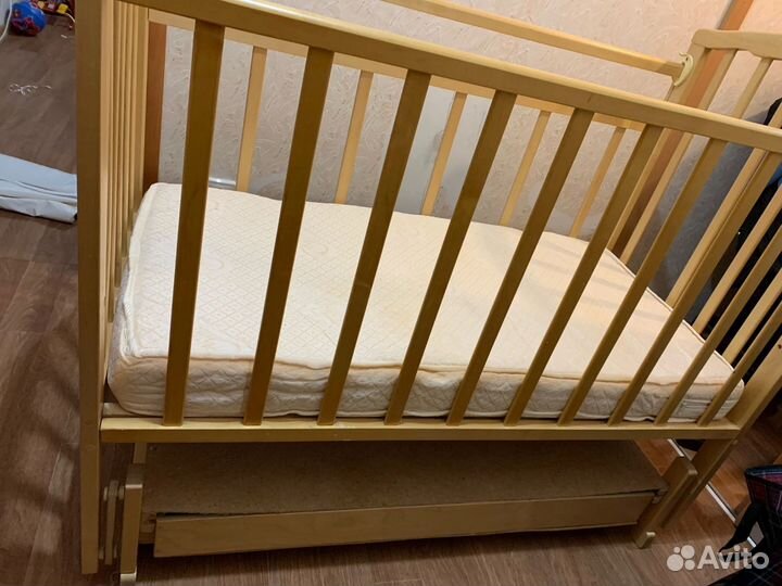 Детская кроватка с маятником и ящиком