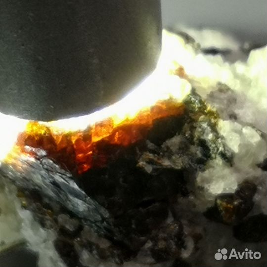 Пирохлор, биотит в карбонатите