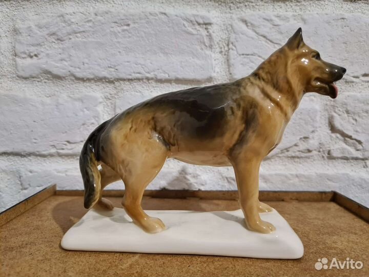 Коллекционная фарфоровая статуэтка 