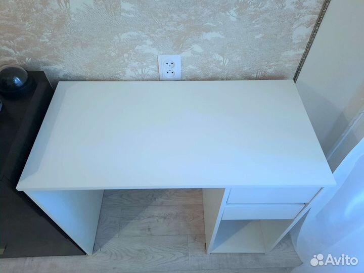 Письменный стол белый