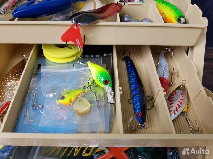 Рыболовный ящик с набором приманок