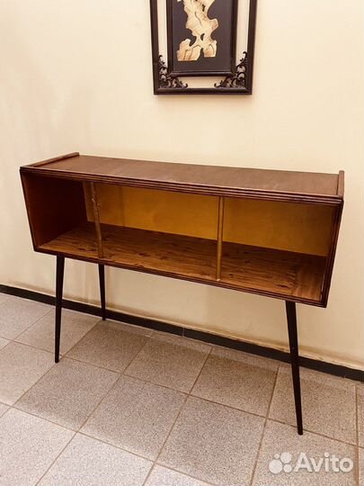 Консоль на высоких ножках