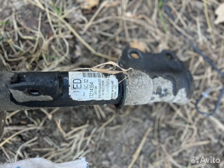 Стойка передняя правая Opel Corsa D