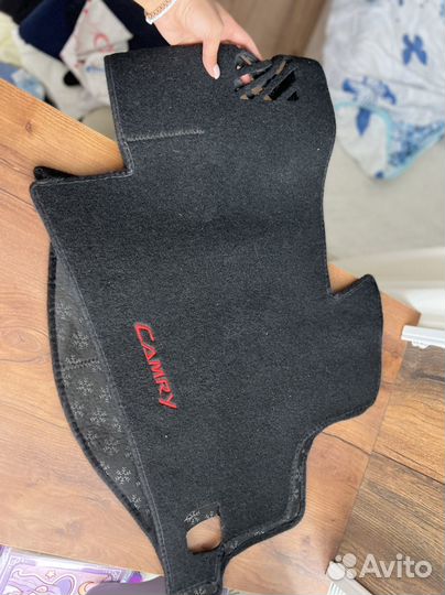 Коврик на торпеду toyota