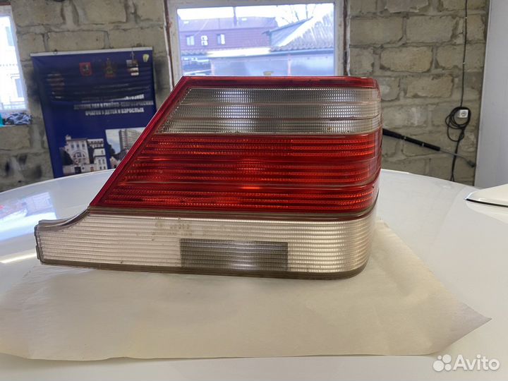 Задний фонарь w140