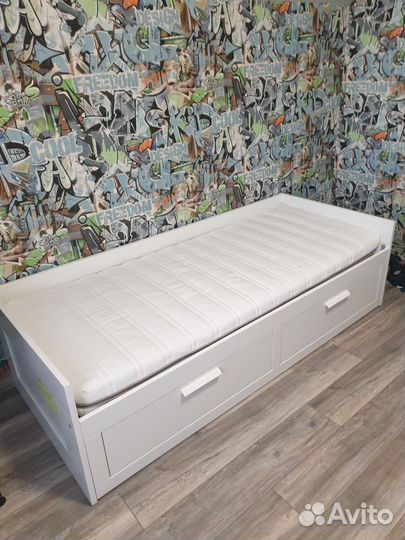 Кровать с двумя выдвижными ящиками Икеа