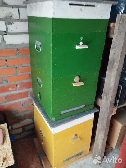 Ульи, прочий инвентарь для пчеловодства