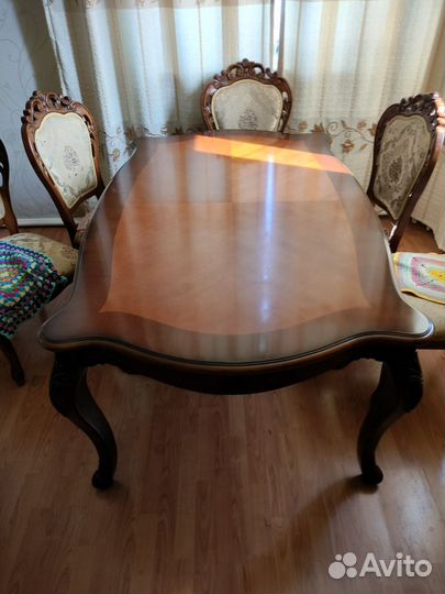 Стол в гостинную