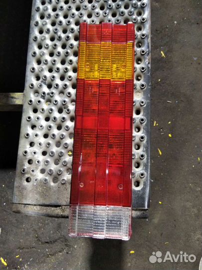 Стекло заднего фонаря Мерседес