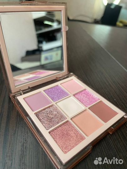Палетка теней Huda beauty