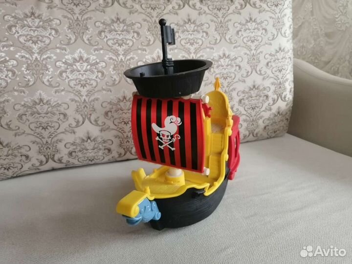 Корабль и капитан Крюк