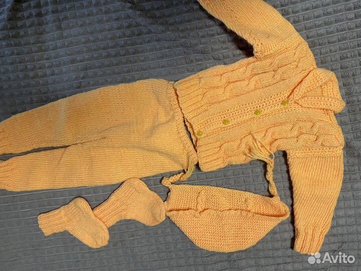 Костюмы теплые и пеленки новые