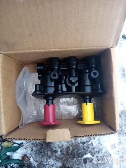 Кран тормозной для американского тягача