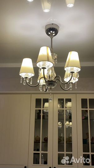 Люстра молочного цвета