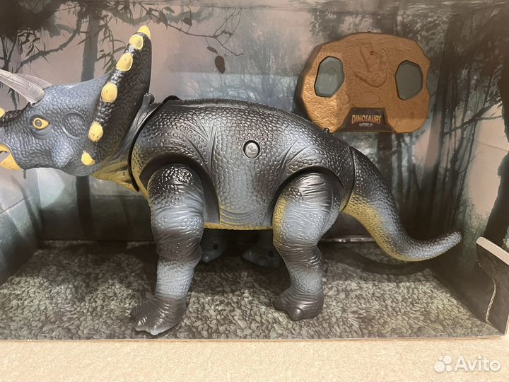 Динозавр на пульте управления
