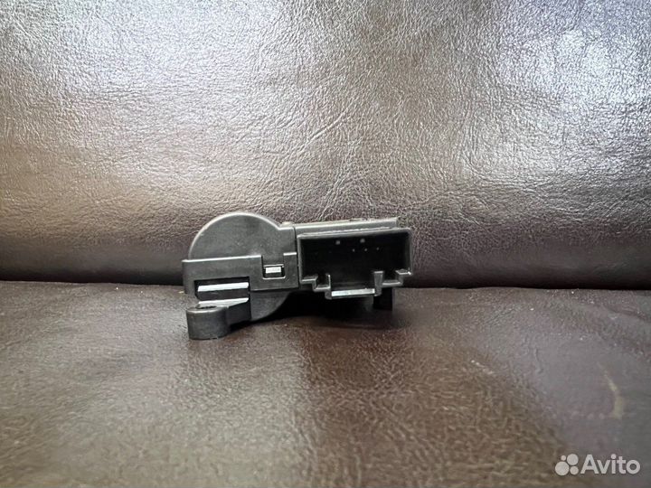 Моторчик заслонки отопителя бу Skoda Octavia A7