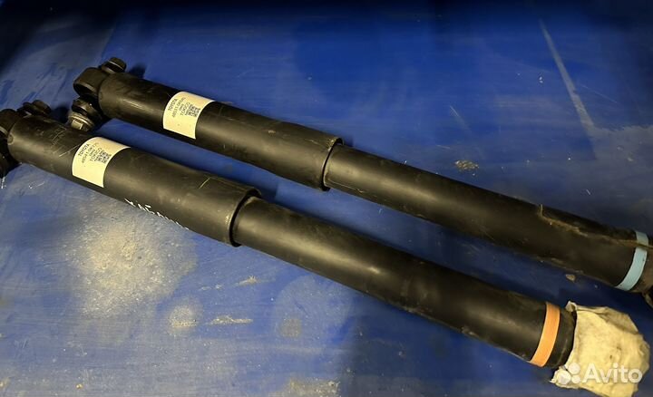 Задние амортизаторы Toyota Hilux оригинал