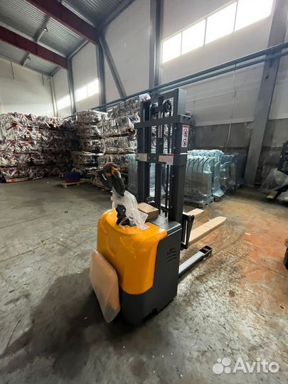 Штабелер самоходный, Штабелер электрический