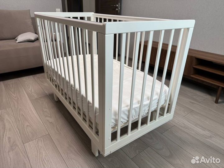 Детская кроватка с маятником и матрасом