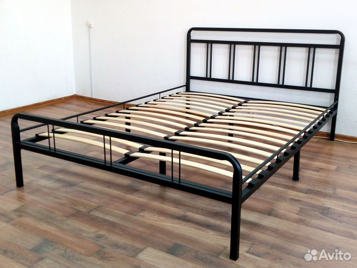 Двуспальная металлическая кровать