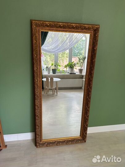 Зеркало в деревянном багете