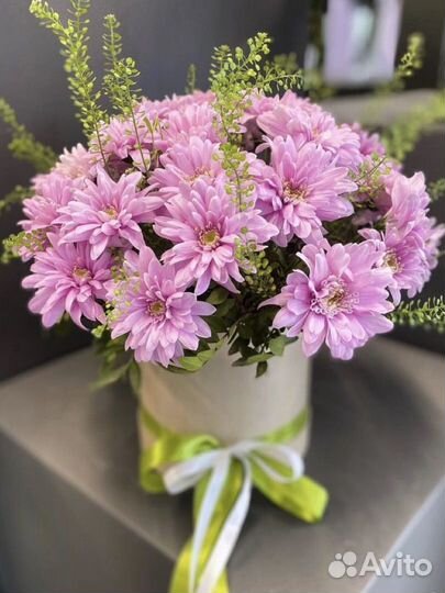 Букет из хризантем в шляпной коробке