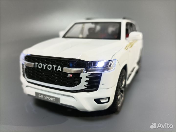 Металлическая машинка Toyota land cruiser GR300