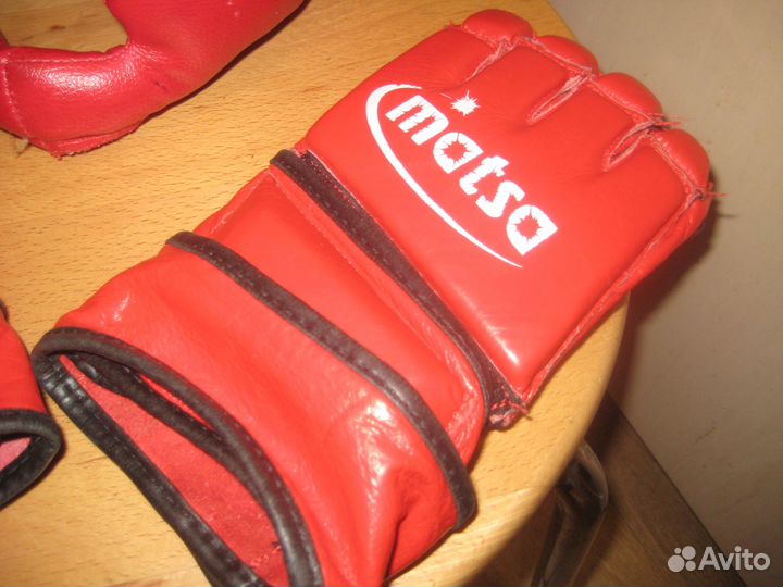 Шлем и перчатки для единоборств