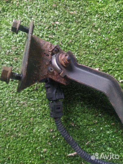 Датчик высоты дорожного просвета задний Toyota