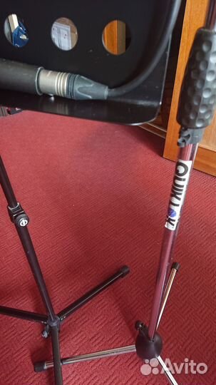 Нотная подставка и стойка с микрофонами