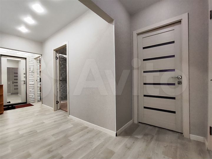 4-к. квартира, 93 м², 1/9 эт.