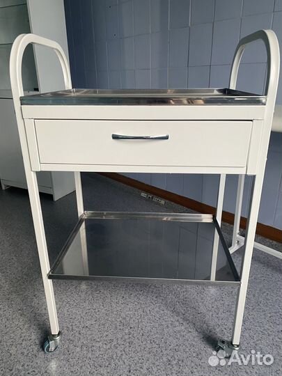 Медицинский столик на колесах