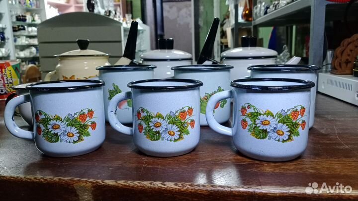 Эмалированные кружки и чайники