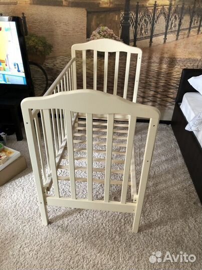 Детская кроватка с универсальным маятником