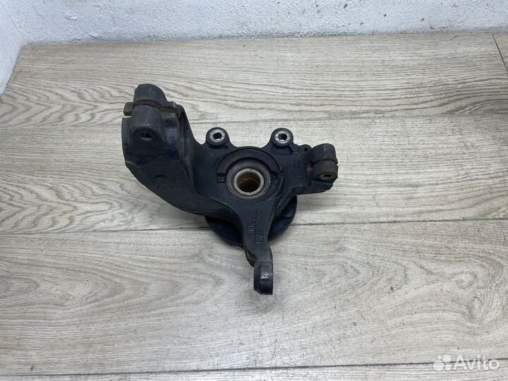 Кулак передний левый Mazda 3 bk 06-09 рестайлинг
