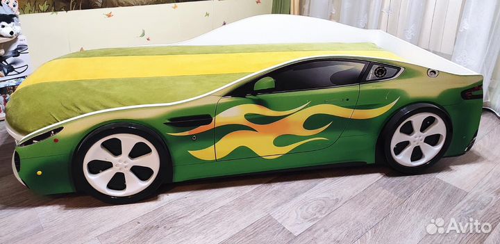 Детская кровать-машинка