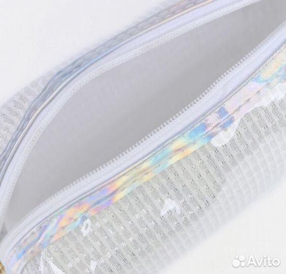 Косметичка на молнии с ремешком