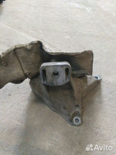 Кронштейн двигателя передний правый Volkswagen