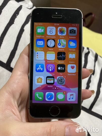Телефон iPhone SE