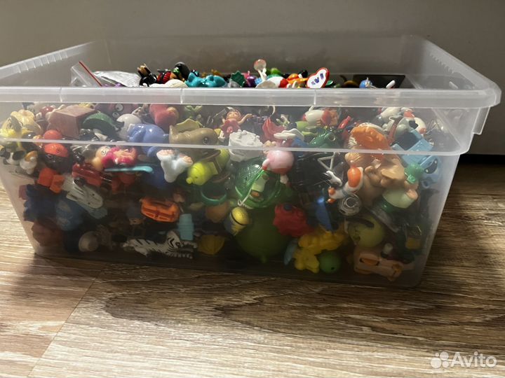 Большая коробра игрушек (в основном киндеры)
