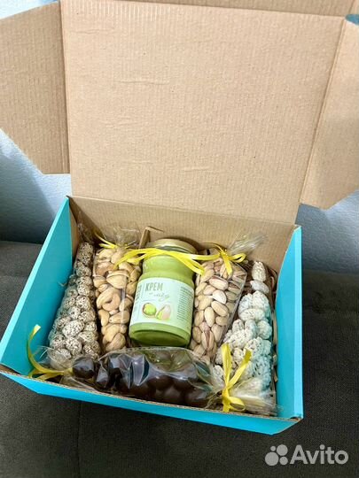 Корзина с орехами, коробка с орехами