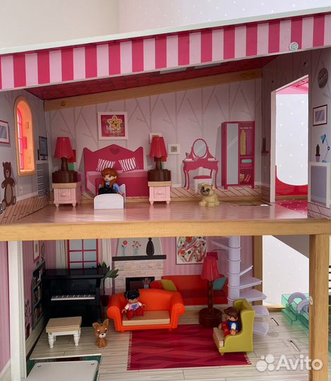 Деревянный кукольный домик с лифтом и бассейном