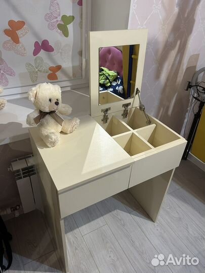 Туалетный столик с зеркалом