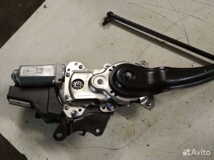 Устройство автоматического подъёма багажника