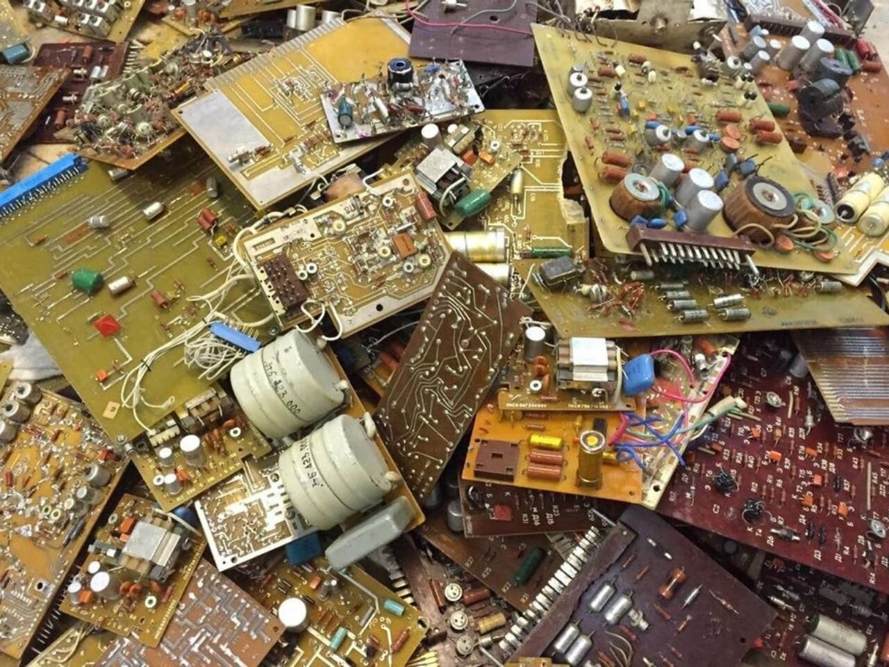 Радиодетали микросхемы. Платы СССР радиолома. Радиодетали, платы, приборы СССР. Радиодетали на лом 2т830г. Дорогие радиодетали ВМ 12 видеомагнитофон.