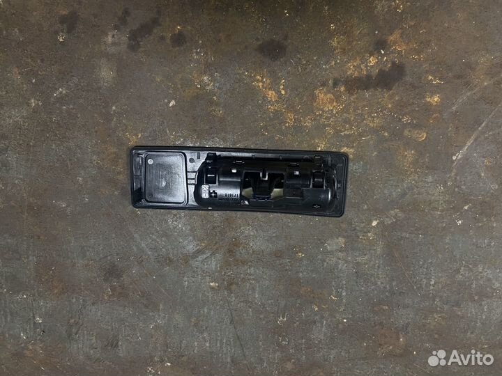 Кнопка/ручка открывания багажника