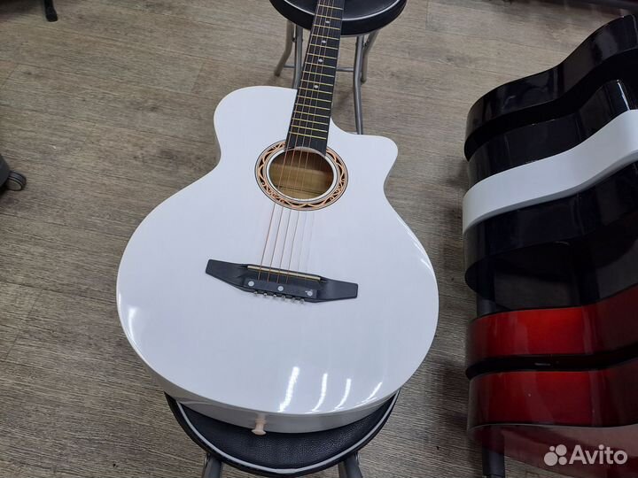 Гитара акустическая белая с металлическими струн