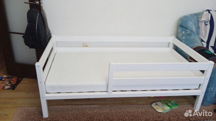 Детская кроватка из дерева с бортиками